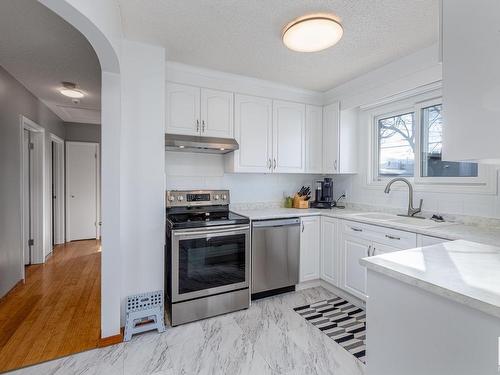 6211 95 Avenue, Edmonton, AB - Indoor Photo Showing Kitchen