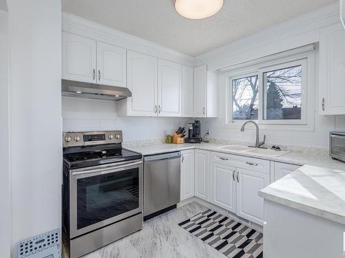 6211 95 Avenue, Edmonton, AB - Indoor Photo Showing Kitchen