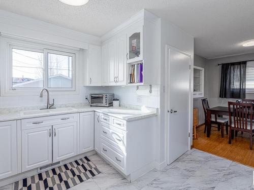 6211 95 Avenue, Edmonton, AB - Indoor Photo Showing Kitchen