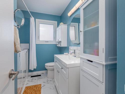 6211 95 Avenue, Edmonton, AB - Indoor Photo Showing Bathroom