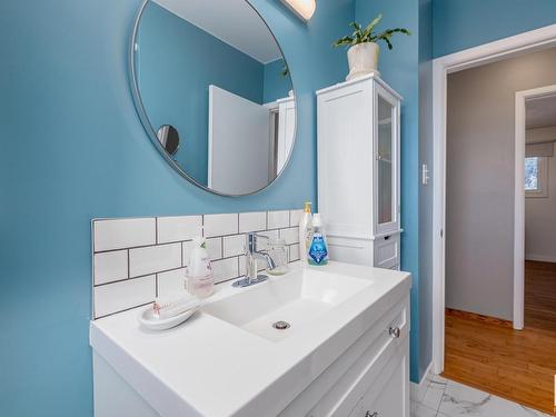 6211 95 Avenue, Edmonton, AB - Indoor Photo Showing Bathroom