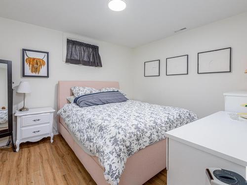 6211 95 Avenue, Edmonton, AB - Indoor Photo Showing Bedroom