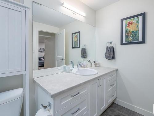 6211 95 Avenue, Edmonton, AB - Indoor Photo Showing Bathroom