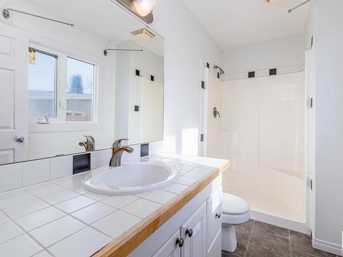 9216 86 Street, Edmonton, AB - Indoor Photo Showing Bathroom