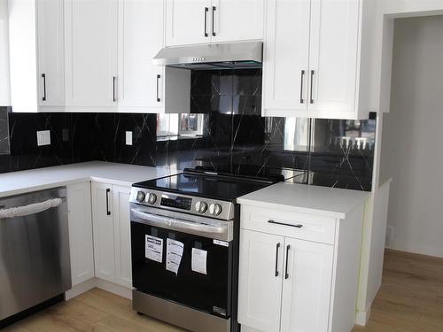 7407 92 Avenue, Edmonton, AB - Indoor Photo Showing Kitchen