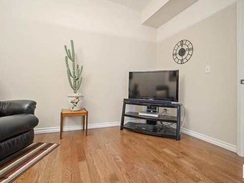 127 8528 82 Avenue, Edmonton, AB - Indoor Photo Showing Living Room