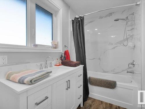 9823 156 Avenue, Edmonton, AB - Indoor Photo Showing Bathroom