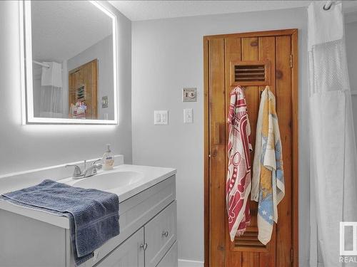 9823 156 Avenue, Edmonton, AB - Indoor Photo Showing Bathroom