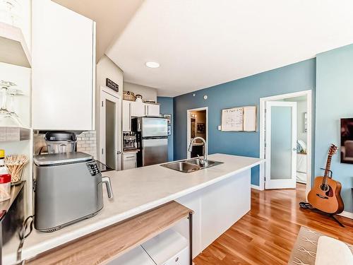 504 10504 99 Avenue, Edmonton, AB - Indoor Photo Showing Kitchen With Double Sink