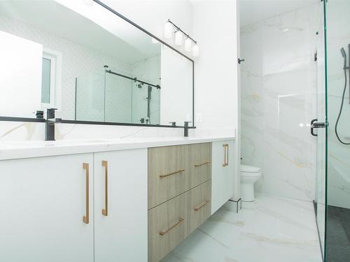 9654 76 Avenue, Edmonton, AB - Indoor Photo Showing Bathroom