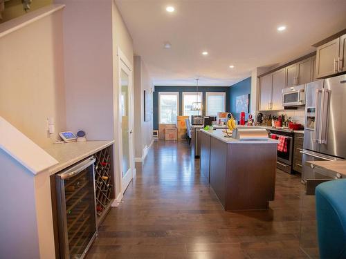 526 Orchards Boulevard, Edmonton, AB - Indoor Photo Showing Kitchen