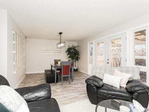 173 Royal Road, Edmonton, AB - Indoor Photo Showing Living Room