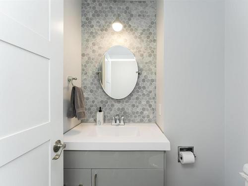 173 Royal Road, Edmonton, AB - Indoor Photo Showing Bathroom