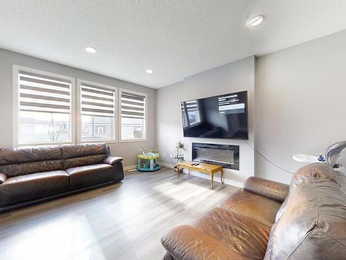 252 41 Avenue, Edmonton, AB - Indoor Photo Showing Living Room