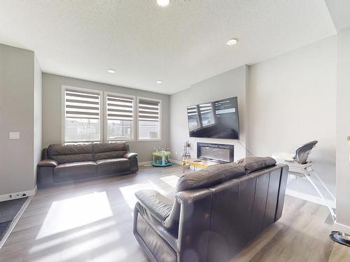 252 41 Avenue, Edmonton, AB - Indoor Photo Showing Living Room