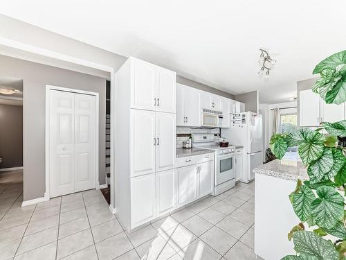 11 2911 36 Street, Edmonton, AB - Indoor Photo Showing Kitchen