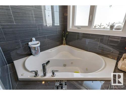 535 Albany Way, Edmonton, AB - Indoor Photo Showing Bathroom