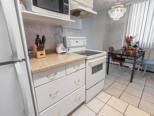 1007 12121 Jasper Avenue, Edmonton, AB - Indoor Photo Showing Kitchen