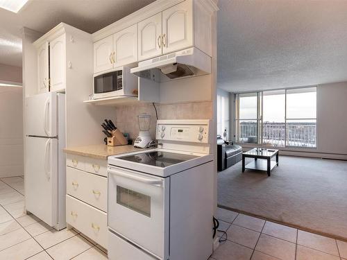 1007 12121 Jasper Avenue, Edmonton, AB - Indoor Photo Showing Kitchen