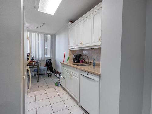 1007 12121 Jasper Avenue, Edmonton, AB - Indoor Photo Showing Kitchen