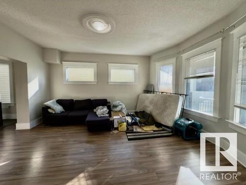 9862 76 Avenue, Edmonton, AB - Indoor Photo Showing Living Room