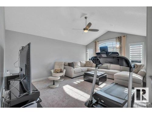 3209 Winspear Crescent, Edmonton, AB - Indoor Photo Showing Living Room