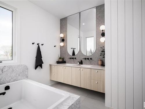 9252 76 Street, Edmonton, AB - Indoor Photo Showing Bathroom