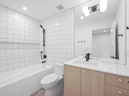 9252 76 Street, Edmonton, AB - Indoor Photo Showing Bathroom