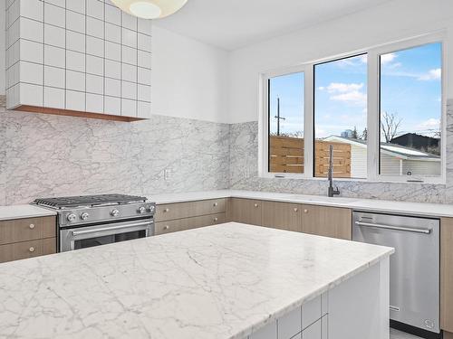 9252 76 Street, Edmonton, AB - Indoor Photo Showing Kitchen With Upgraded Kitchen