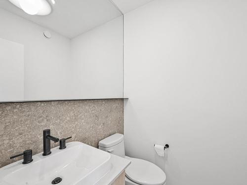 9252 76 Street, Edmonton, AB - Indoor Photo Showing Bathroom