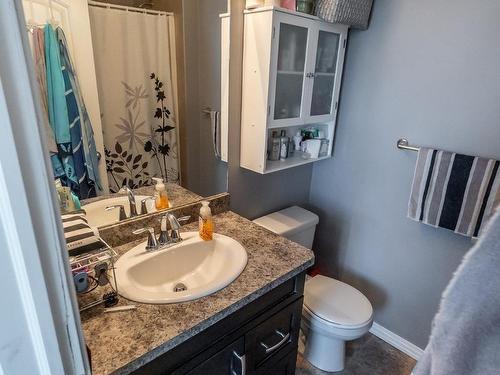 #20 Spruce Boulevard, Leduc, AB - Indoor Photo Showing Bathroom
