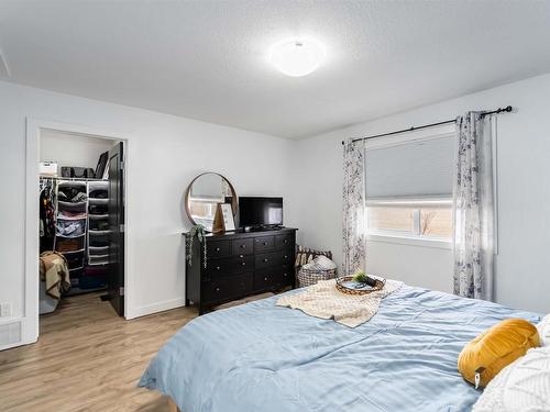 327 Hawks Ridge Boulevard, Edmonton, AB - Indoor Photo Showing Bedroom