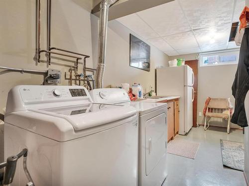 17020 103 Street, Edmonton, AB - Indoor Photo Showing Laundry Room