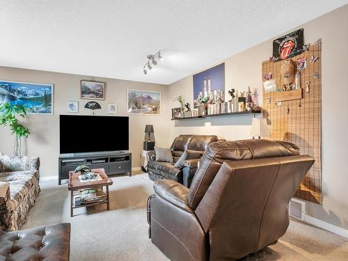 17020 103 Street, Edmonton, AB - Indoor Photo Showing Living Room