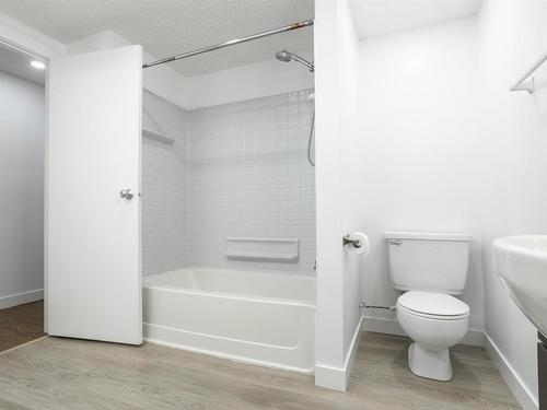 17929 63A Avenue, Edmonton, AB - Indoor Photo Showing Bathroom