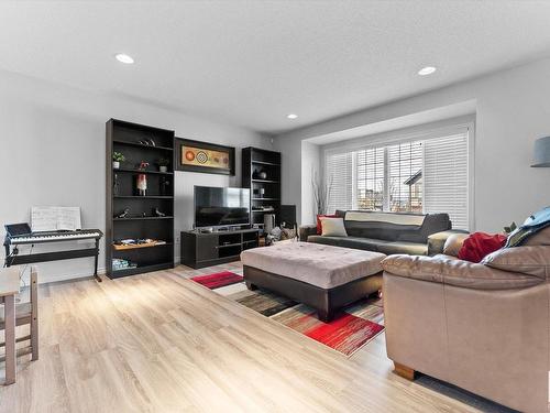 21979 90 Avenue, Edmonton, AB - Indoor Photo Showing Living Room