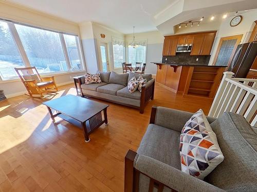 103 Caldwell Way, Edmonton, AB - Indoor Photo Showing Living Room