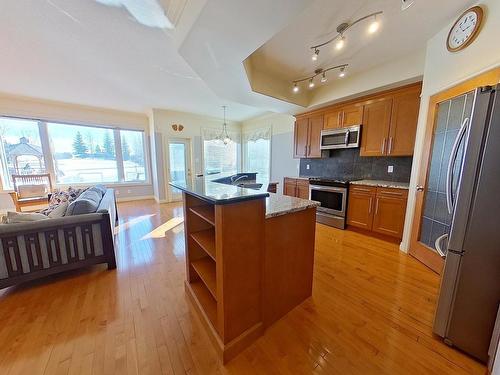 103 Caldwell Way, Edmonton, AB - Indoor Photo Showing Kitchen