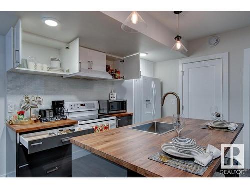 1044 Armitage Crescent, Edmonton, AB - Indoor Photo Showing Kitchen