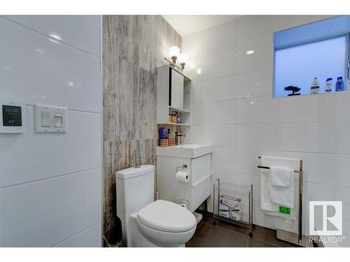 1044 Armitage Crescent, Edmonton, AB - Indoor Photo Showing Bathroom