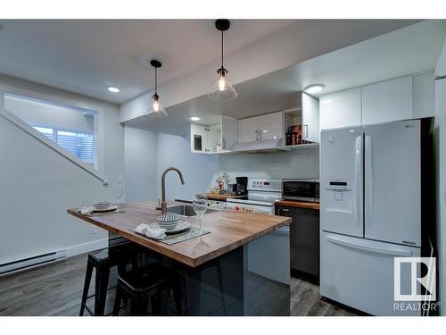 1044 Armitage Crescent, Edmonton, AB - Indoor Photo Showing Kitchen