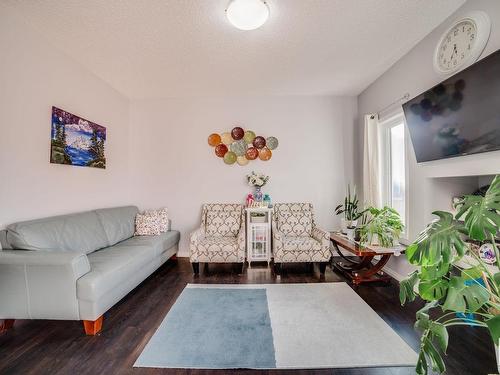 12230 176 Ave Nw, Edmonton, AB - Indoor Photo Showing Living Room