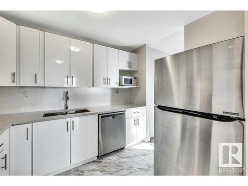 1010 10145 109 Street, Edmonton, AB - Indoor Photo Showing Kitchen