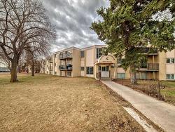 15C 5715 133 Avenue  Edmonton, AB T5A 1C2