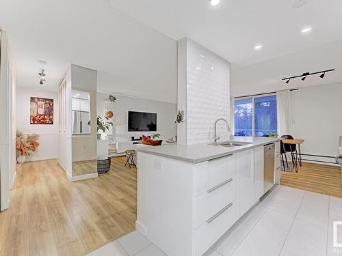 204 9909 110 Street, Edmonton, AB - Indoor Photo Showing Kitchen