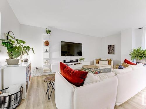 204 9909 110 Street, Edmonton, AB - Indoor Photo Showing Living Room