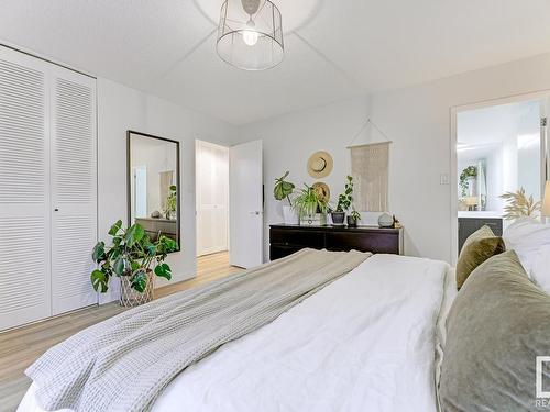 204 9909 110 Street, Edmonton, AB - Indoor Photo Showing Bedroom