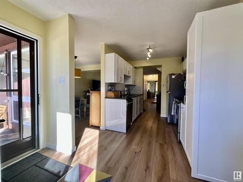 5327 Hill View Crescent, Edmonton, AB - Indoor Photo Showing Kitchen