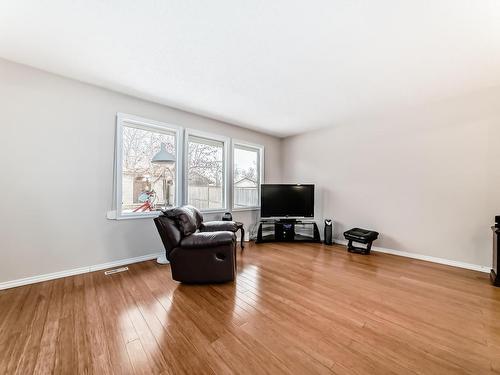 224 Warwick Road, Edmonton, AB - Indoor Photo Showing Living Room