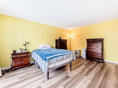 224 Warwick Road, Edmonton, AB - Indoor Photo Showing Bedroom